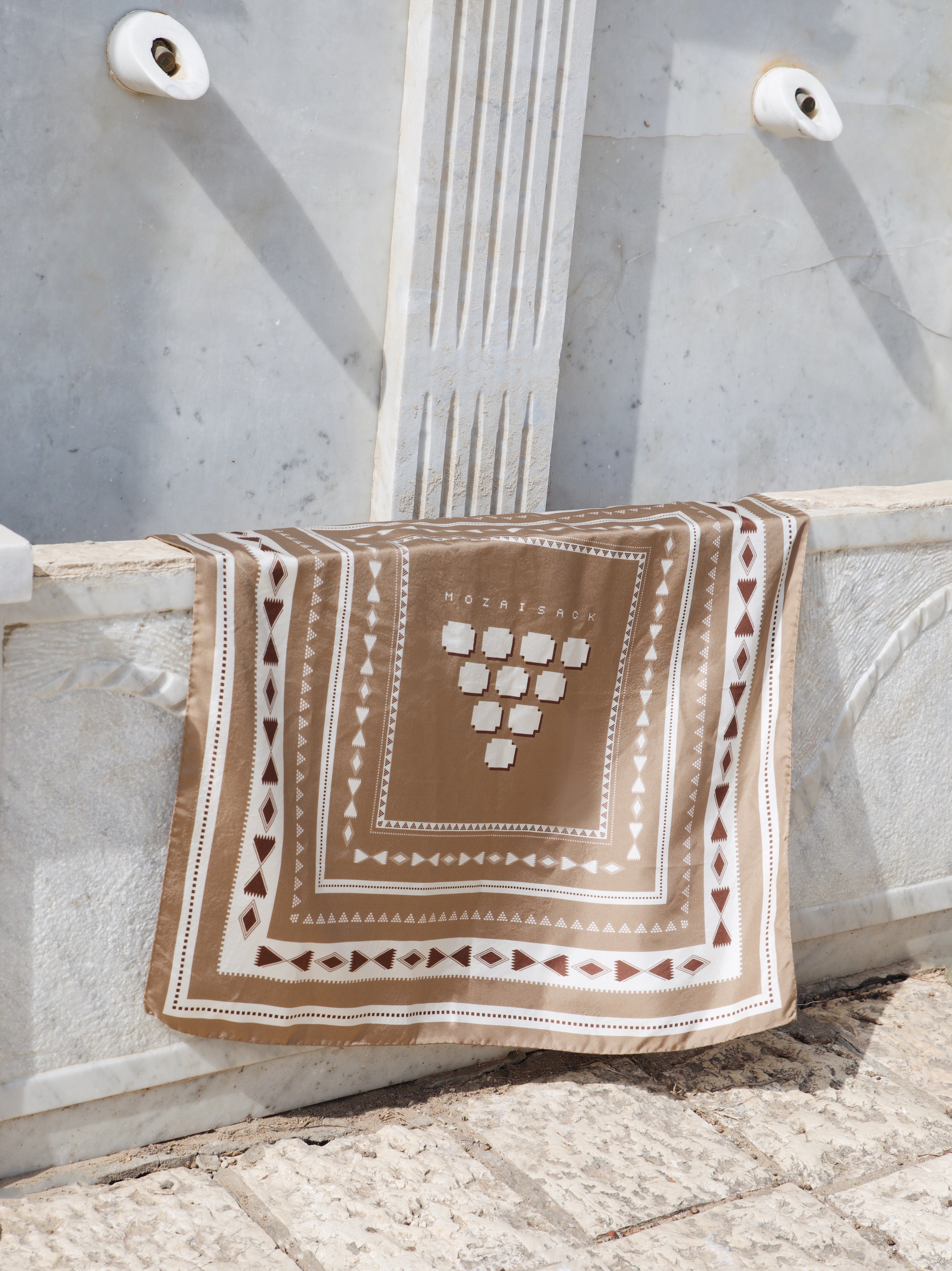 צעיף משי Fleur d'Orient בגוון בז' מבית MOZA ISACK, תוצרת איטליה