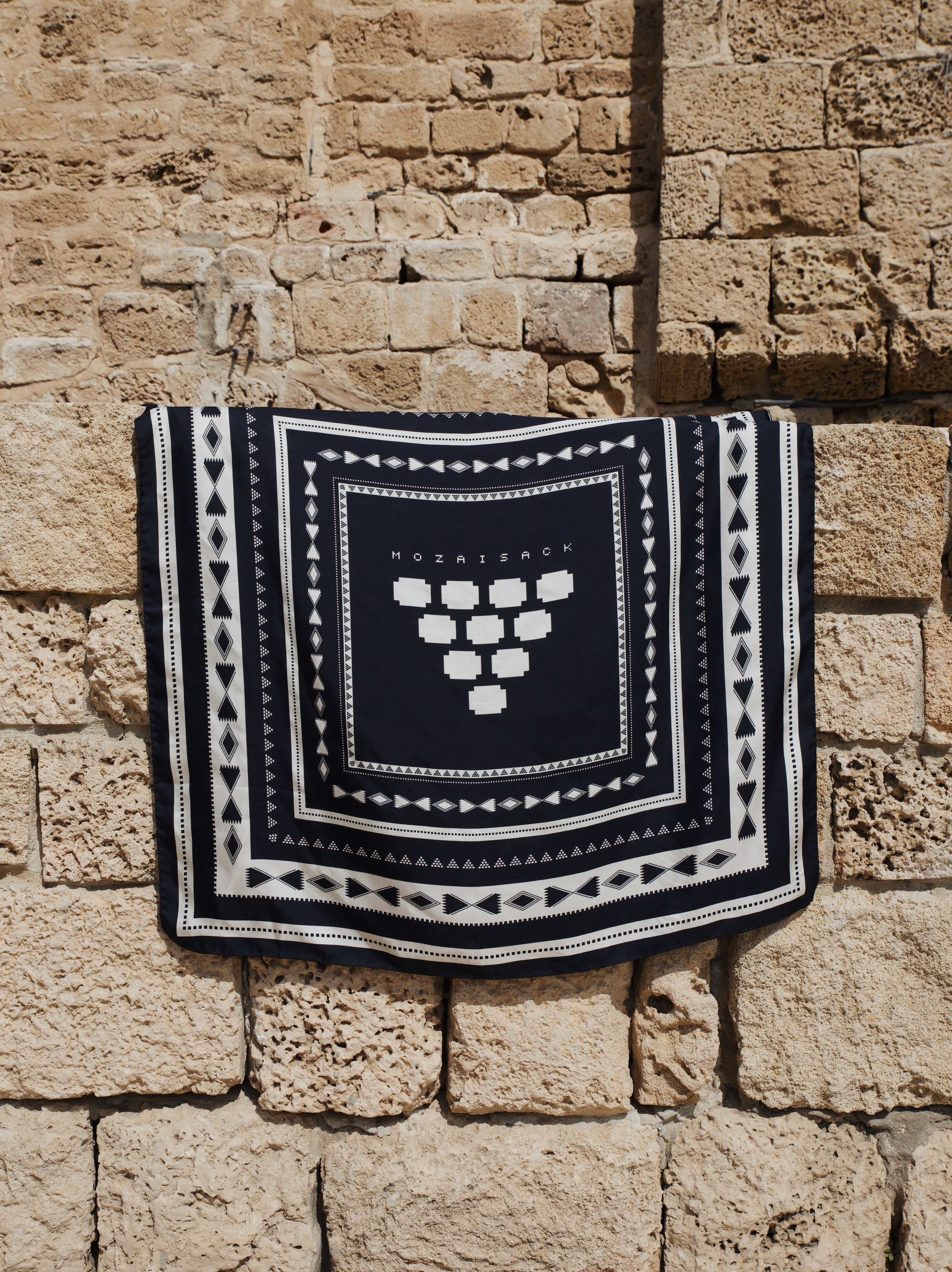 צעיף משי Fleur d'Orient בגוון אדום-שחור מבית MOZA ISACK, תוצרת איטליה