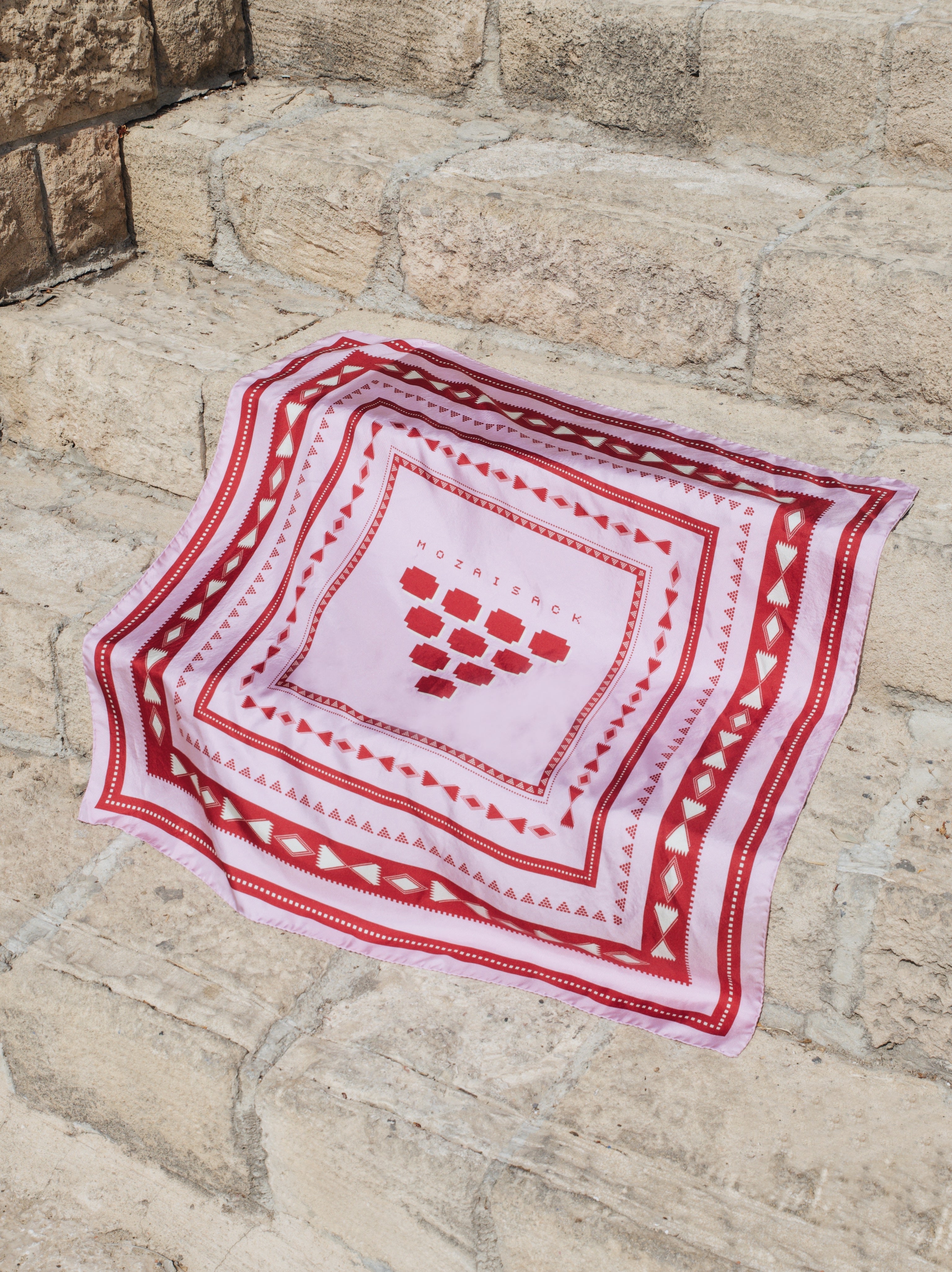 צעיף משי Fleur d'Orient בגוון אדום מבית MOZA ISACK, תוצרת איטליה